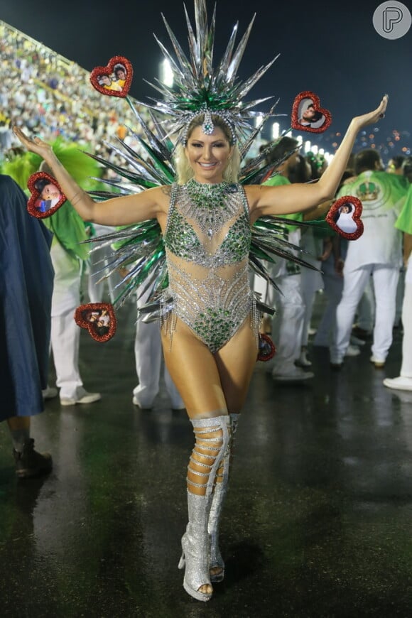 Antonia Fontenelle 'levou' os filhos para desfile da Império Serrano em Carnaval no Rio