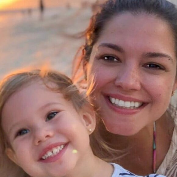 Thais Fersoza jogou dominó com a filha, Melinda, nesta quarta-feira, 29 de maio de 2019