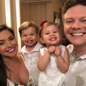 Melinda, de 2 anos, e Teodoro, de 1, são filhos de Thais Fersoza com o cantor Michel Teló