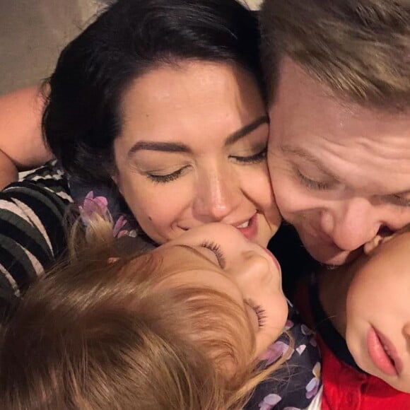 Thais Fersoza e Michel Teló compartilham a rotina da família com os fãs