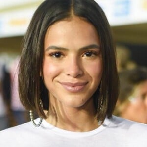 Bruna Marquezine se encanta por cachorrinha influenciadora em noite com amigas