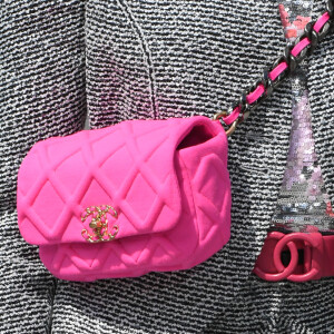 Look de passarela da Chanel com bolsa tiracolo com alça de corrente