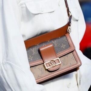 Bolsa tiracolo está de volta às tendências, o modelo é Louis Vuitton