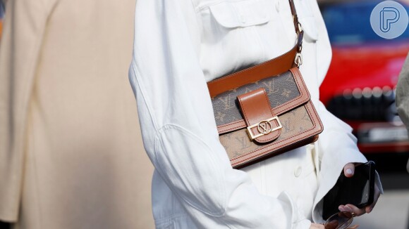 Bolsa tiracolo está de volta às tendências, o modelo é Louis Vuitton