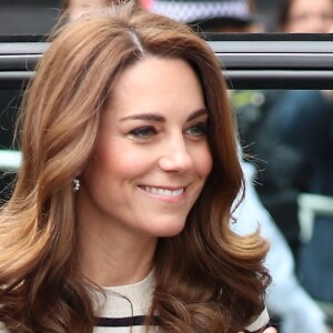 Kate Middleton anda sempre com os fios com risca central e com as pontas bem modeladas