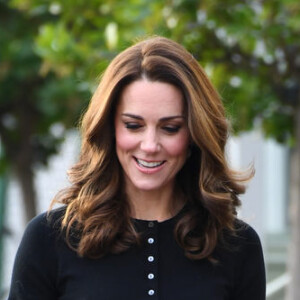 Kate Middleton está sempre com os fios com risca central e comprimento escovado com pontas modeladas