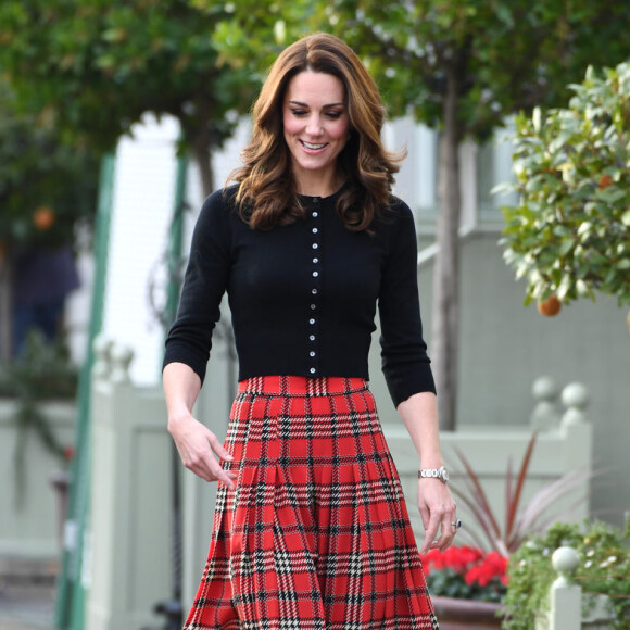 Kate Middleton está sempre com os fios com risca central e comprimento escovado com pontas modeladas