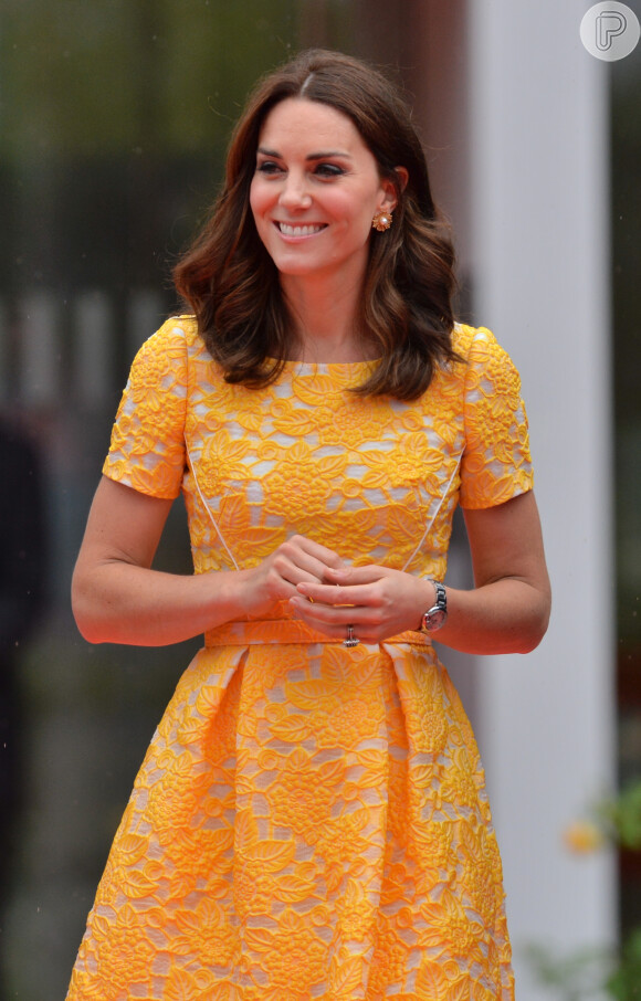 Kate Middleton varia muito pouco os penteados nos fios