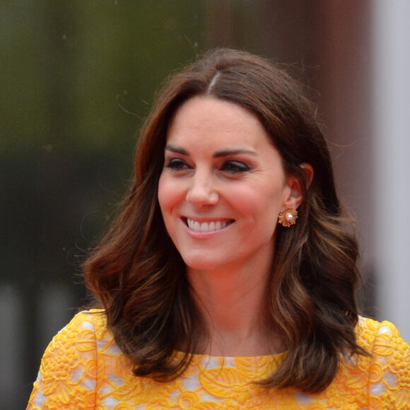 Kate Middleton varia muito pouco os penteados nos fios