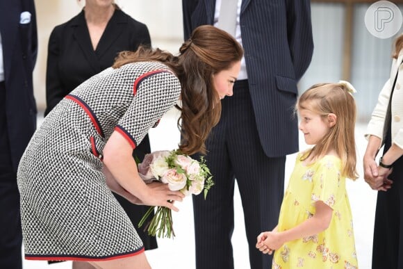Kate Middleton também gosta de usar algumas mechas presas ao centro do cabelo com a frente com um volume discreto em uma pegada anos 60