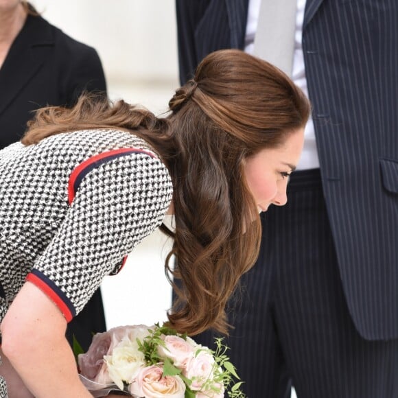 Kate Middleton também gosta de usar algumas mechas presas ao centro do cabelo com a frente com um volume discreto em uma pegada anos 60