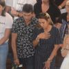 Os pais e a irmã de Gabriel Diniz se emocionaram ao lado da namorada do cantor