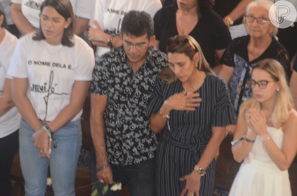 Os pais e a irmã de Gabriel Diniz se emocionaram ao lado da namorada do cantor