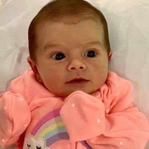 Liz, filha de Thaeme, já começou a balbuciar alguns fonemas e avó se encantou: 'Você começou a conversar? Vai conversar com a vovó?'