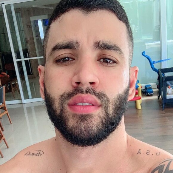 Gusttavo Lima imitou um narrador de rodeio ao brincar com o filho Gabriel: 'Ele que vem da cidade de Goiânia, esse peão apaixonado!'