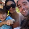 Simaria Mendes está curtindo viagem em família com marido e os dois filhos
