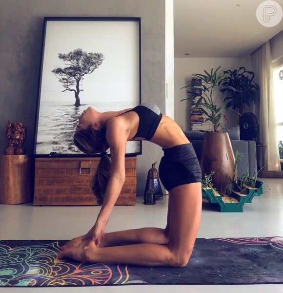 Grazi Massafera impressionou com flexibilidade ao aparecer fazendo posição de ioga