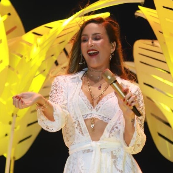 'Meu médico há 10 anos me deu um presente tão lindo: eis que minha filhinha, Bela, posou pra uma foto, cheia de charme!', comentou Claudia Leitte