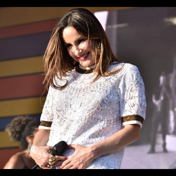 Claudia Leitte vê rosto da filha, Bela, em ultrassom