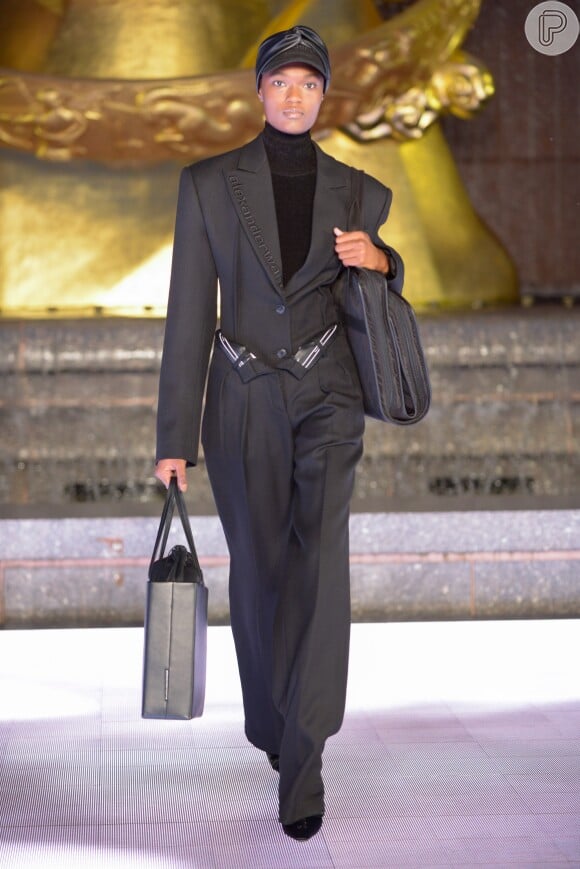 Gola alta usada com terno em estilo anos 80, o look é Alexander Wang