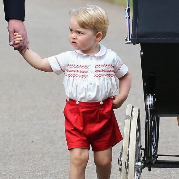 George usou um conjunto parecido no batizado da irmã, Charlotte, em 2015