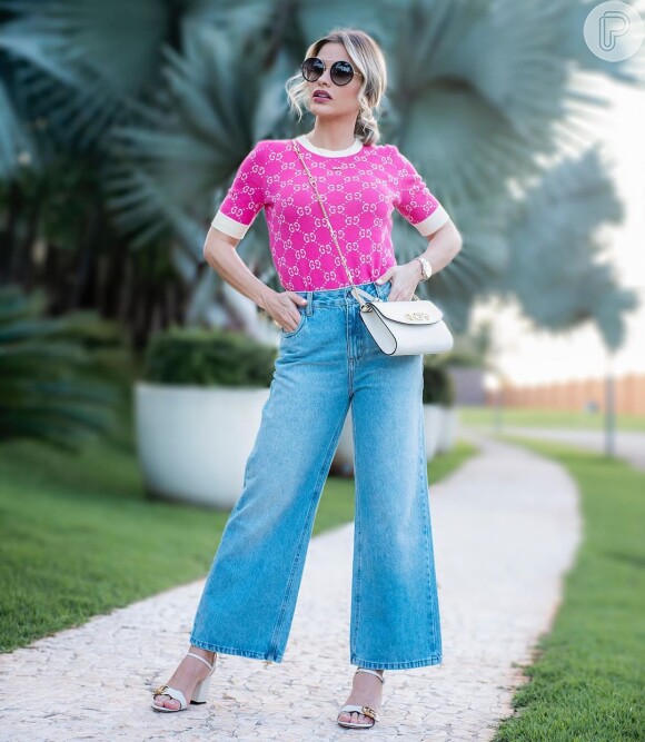 Andressa Suita usa blusa Gucci com cor vibrante e bomba com look na web