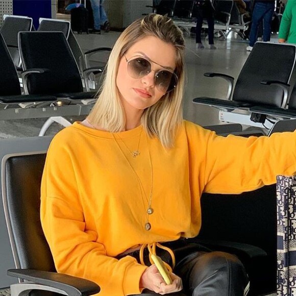 Andressa Suita posou com bosa Christian Dior em aerolook