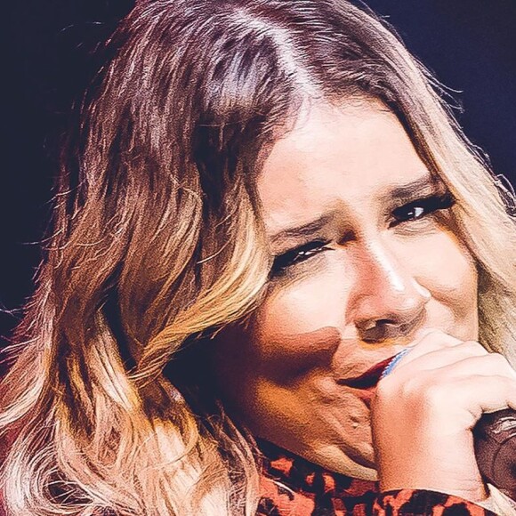 Marilia Mendonça usa vestido de animal print all red em look de show neste domingo, dia 09 de junho de 2019