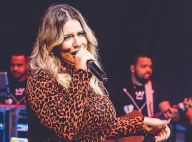 Marilia Mendonça aposta em vestido de animal print e repete bota em look de show