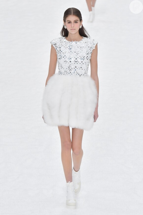 Bem invernal, o vestido Chanel traz brilhos e uma saia de pele