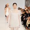 Vestido branco Nina Ricci traz delicadeza com a transparência