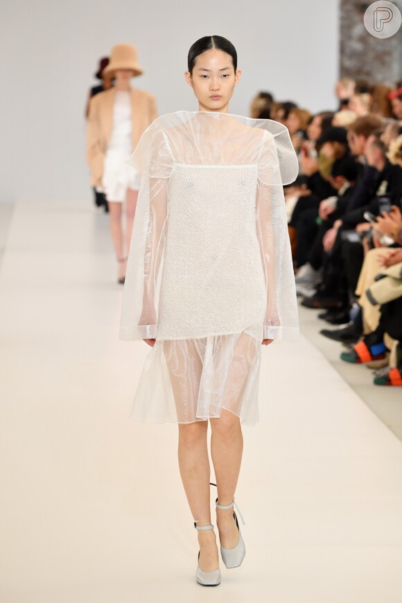 Vestido branco Nina Ricci traz delicadeza com a transparência