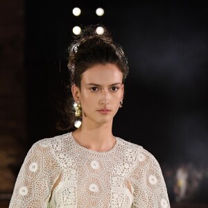 Vestido romântico em renda da Dior pode ser usado para casamentos e outras festas