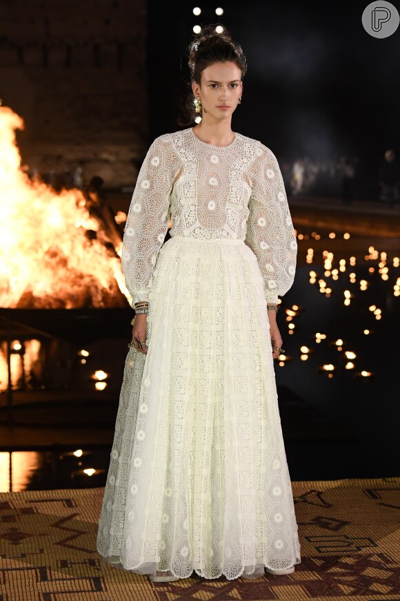 Vestido romântico em renda da Dior pode ser usado para casamentos e outras festas