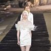 Look com plumas da Yves Saint Laurent é feito para noivas modernas