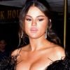Selena Gomez elegeu produção com penteado desconstruído