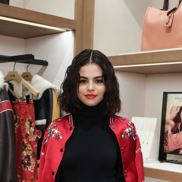 Na comédia-terror 'Os Mortos Não Morre', Selena Gomez dá vida a uma hipster que visita a pacata cidade Palma de Ouro e acaba caindo nas mãos de mortos-vivos
