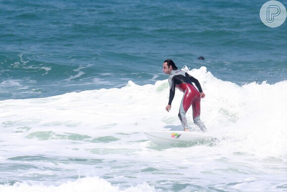 Rodrigo Santoro mostrou habilidade nas manobras sobre as ondas
