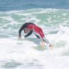 Rodrigo Santoro surfa em praia no Rio