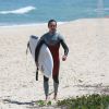 Rodrigo Santoro surfa em praia no Rio