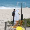 Rodrigo Santoro aproveita chuveiro para tirar excesso de areia da prancha