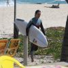 Rodrigo Santoro aproveita chuveiro para tirar excesso de areia da prancha