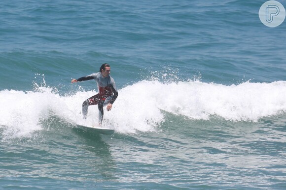 Rodrigo Santoro aproveita dia de sol e surfa em praia do Rio, nesta sexta-feira, 10 de outubro de 2014
