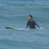 Marcelo Serrado também aproveitou o dia ensolarado para surfar na praia da Macumba, no Rio