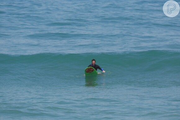 Marcelo Serrado surfa em praia no Rio