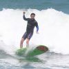Marcelo Serrado surfa em praia no Rio