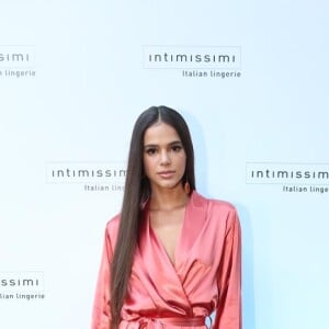 Bruna Marquezine usou um robe como vestido e cabelo ultralongo no evento da Intimissimi