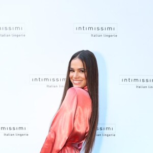 O cabelo longo de Bruna Marquezine demorou cerca de 2 horas para ser colocado