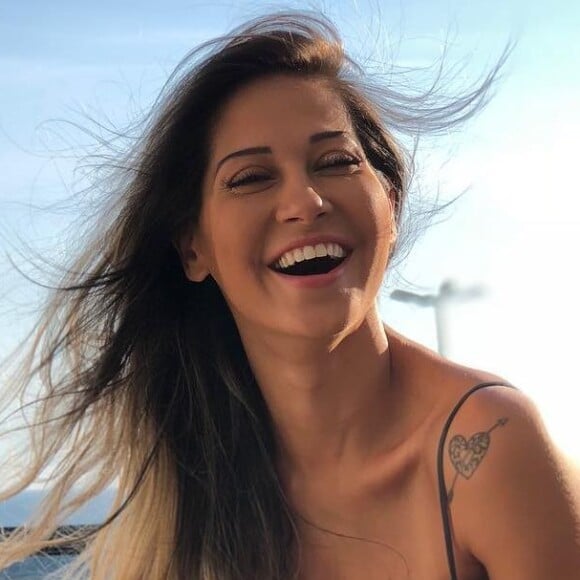 Mayra Cardi ganhou elogios ao publicar foto de cropped e calcinha no Instagram nesta quarta-feira, 12 de junho de 2019