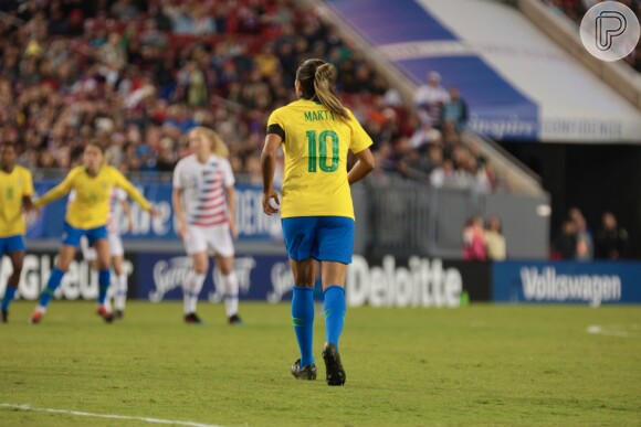 Marta fez o primeiro gol da Seleção Brasileira de pênalti